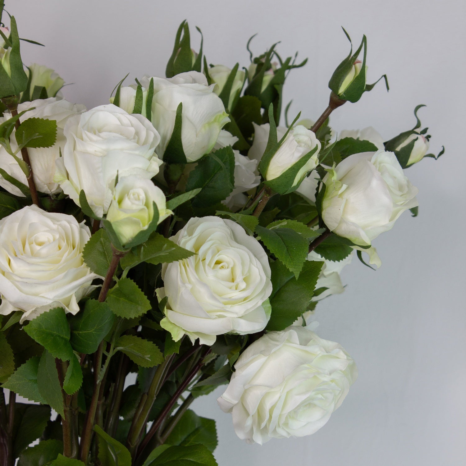 close-up af hvide roser – kunstig blomsterbuket med fyldige rosenhoveder