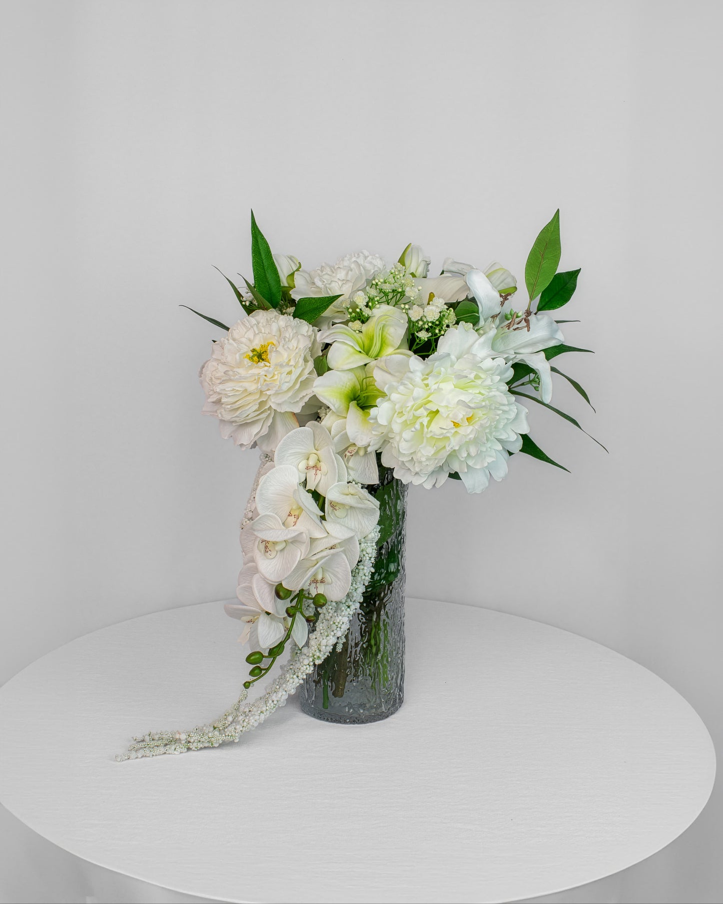 Aurora Luxe kunstig buket – hvide pæoner, kamelia og orkidé