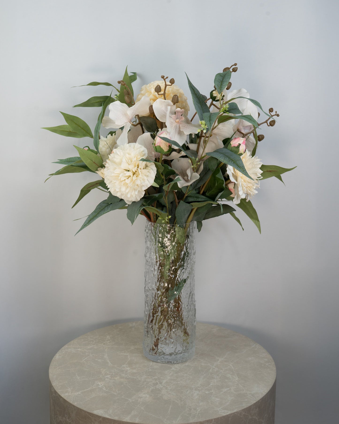 Desert Bloom naturtro kunstig buket i varme sandfarvede nuancer med pale eukalyptus, orkidé, pæon og pompon-dahlia i glasvase