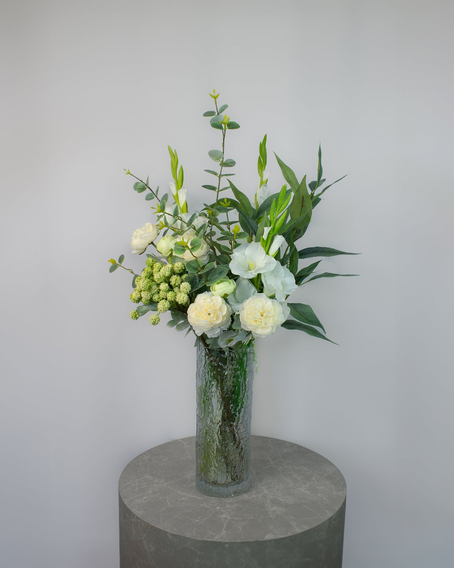 Håndlavet kunstig buket i hvide og grønne nuancer med ranunkler, eucalyptus, sværdliljer og viburnum