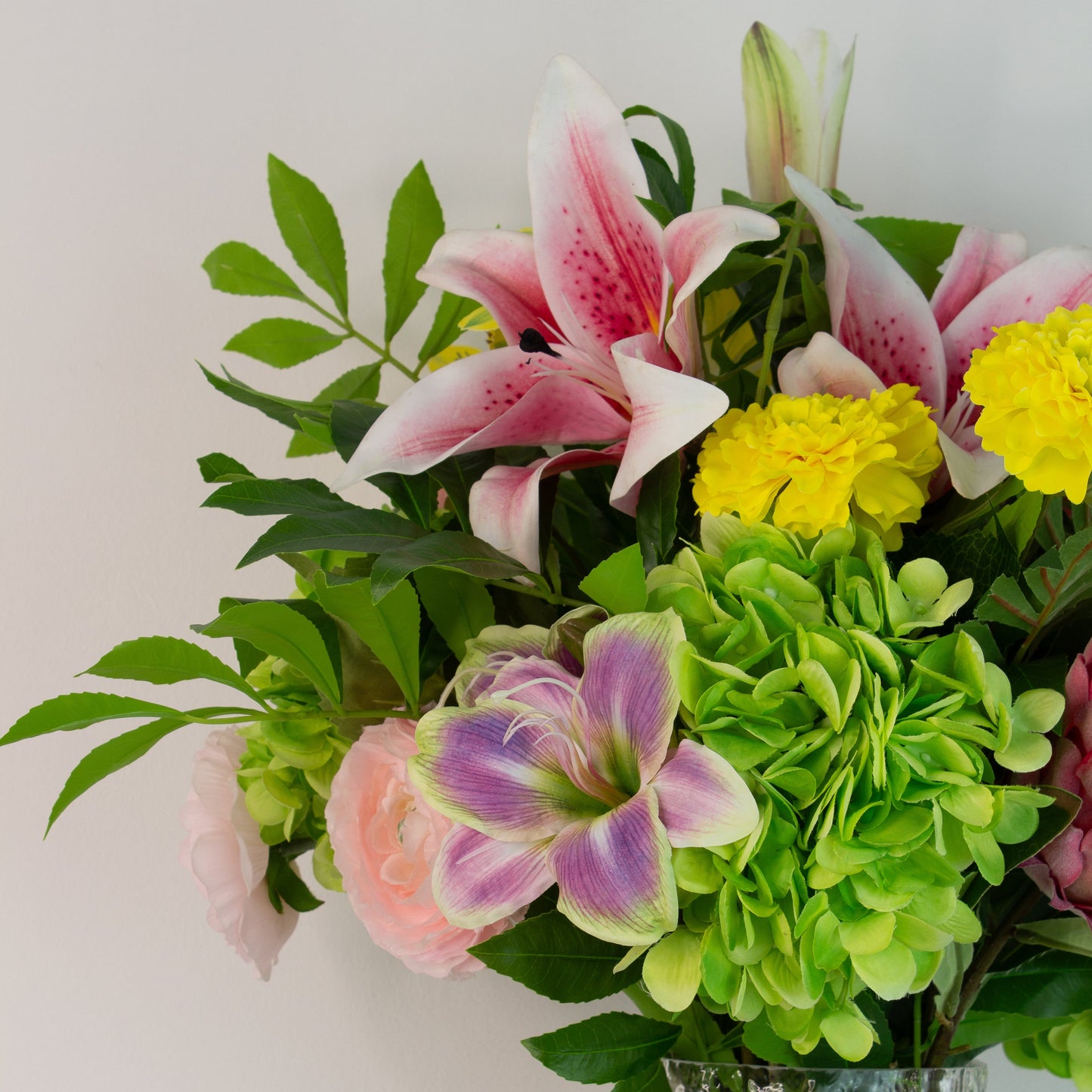 garden fiesta – detaljer af kunstig buket med kongeprotea og grønne kviste