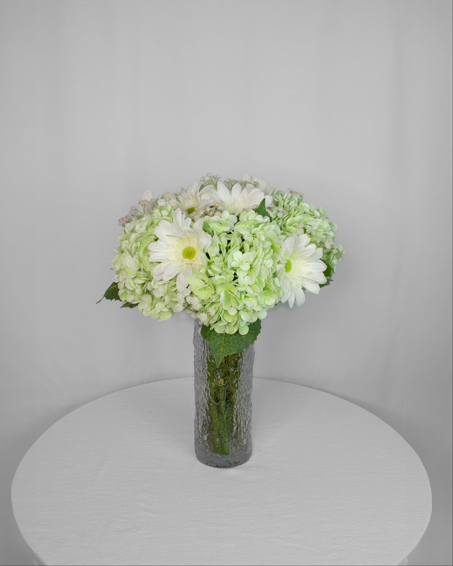 Daisy Cloud håndlavet kunstig blomsterbuket i glasvase – luftigt grøn-hvidt udtryk