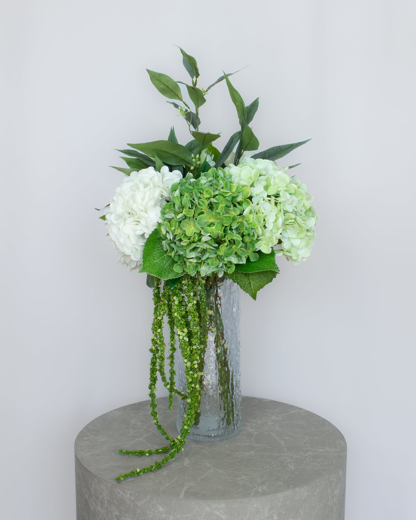 Nordic Grace håndlavet kunstig buket med lysegrøn hortensia, hvid hortensia og grøn eukalyptus