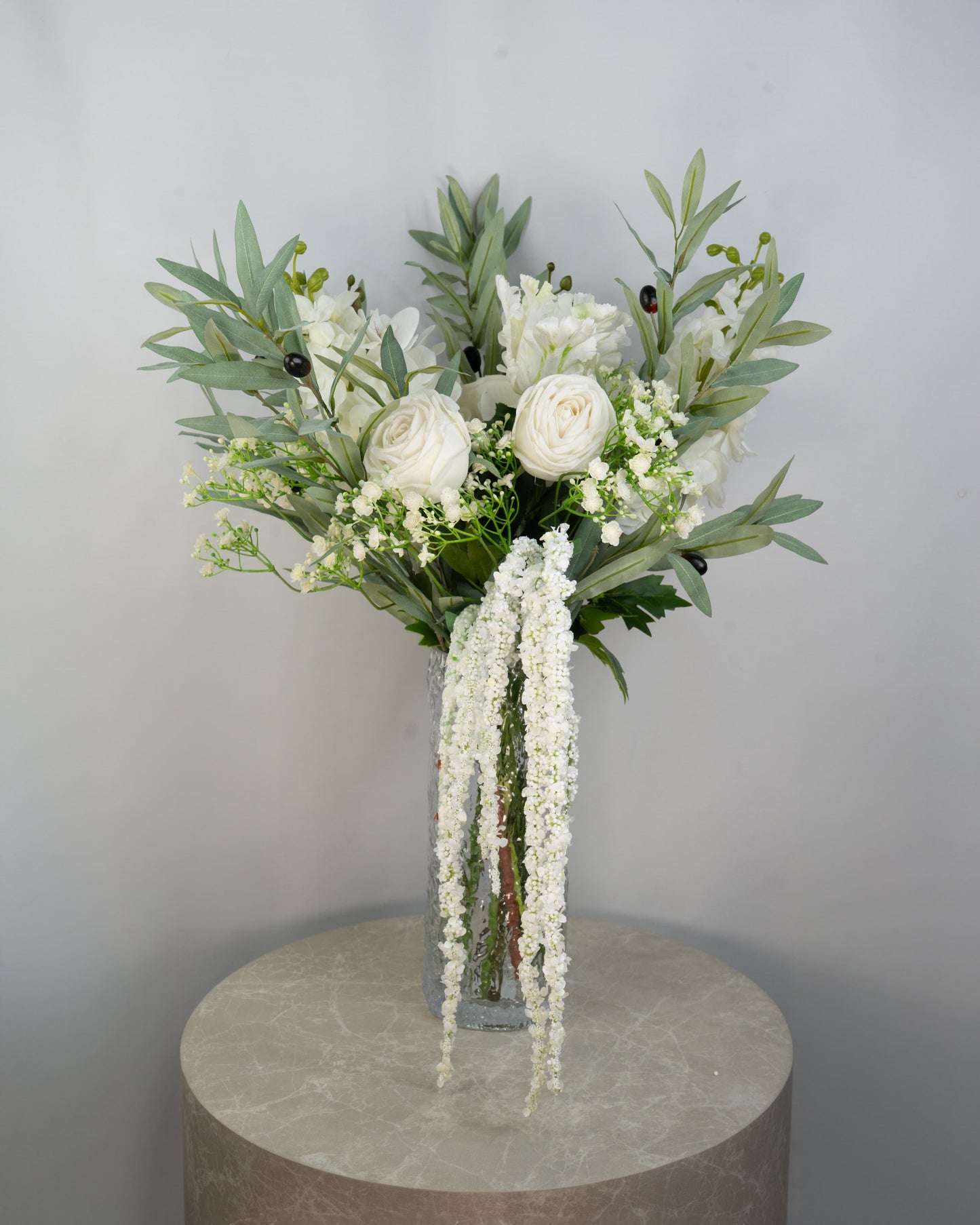 Olive Snowfall håndlavet kunstig buket i grønne og hvide nuancer med orkidé og brudeslør