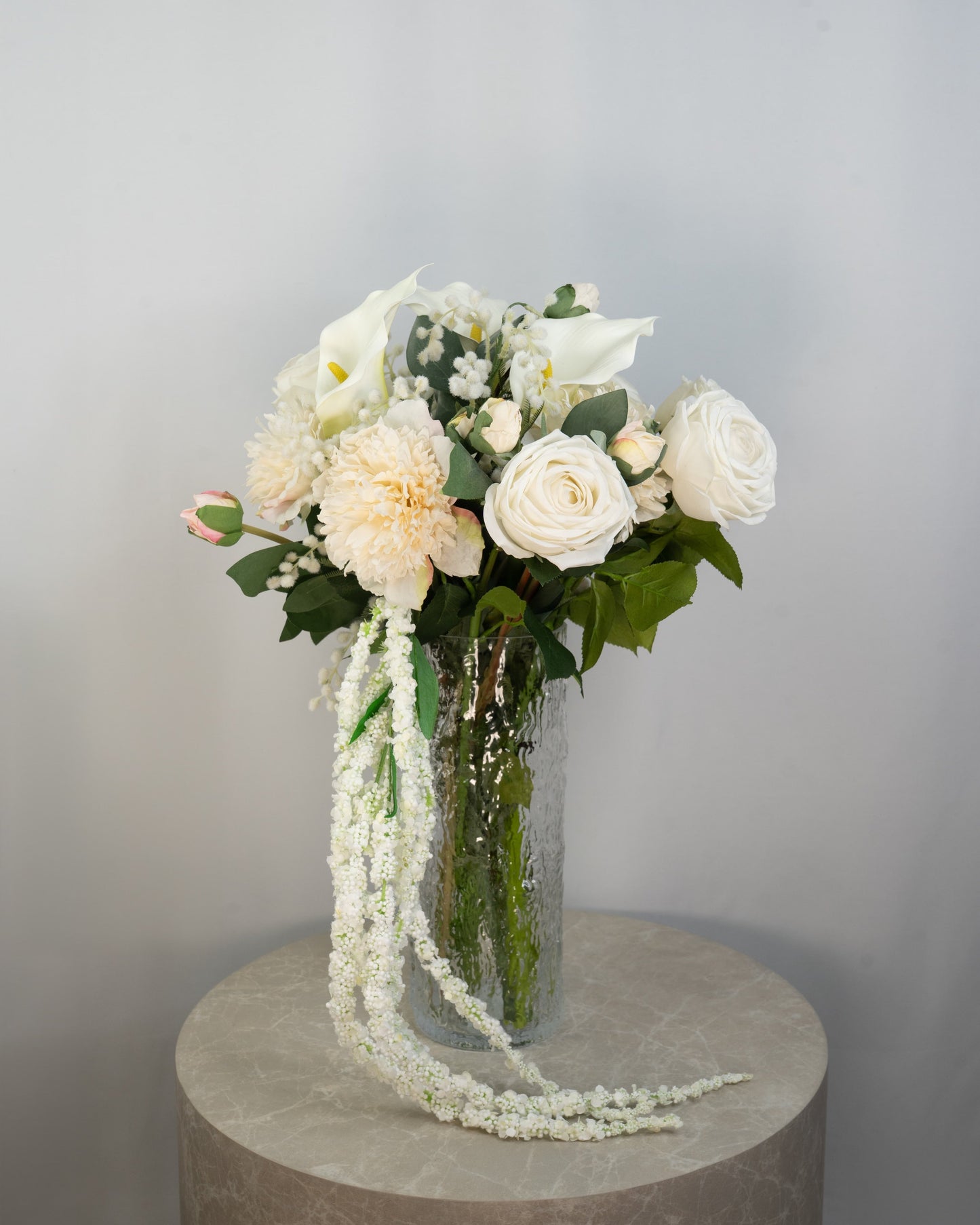 Pearl Veil naturtro kunstig buket i hvide og creme nuancer med roser, calla liljer, pæon og hængende hvid amaranthus i glasvase