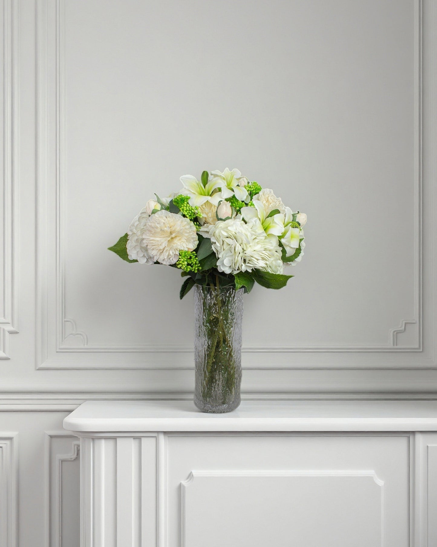 Pure Harmony – naturtro kunstig buket i hvid/grøn med hortensia, liljer og pæoner i glasvase