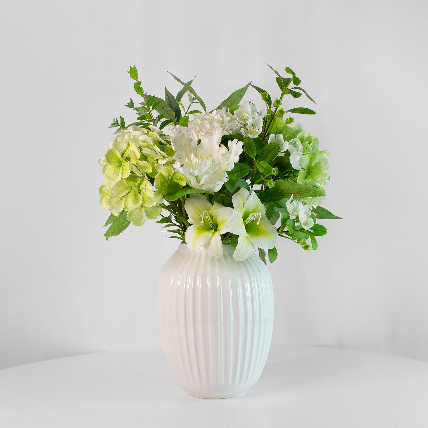 lush harmony – naturtro kunstig buket i grønne/hvide nuancer