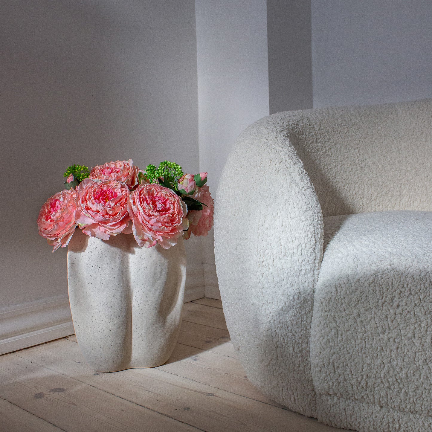 Garden – kunstig blomsterbuket i fersken stylet i lys indretning