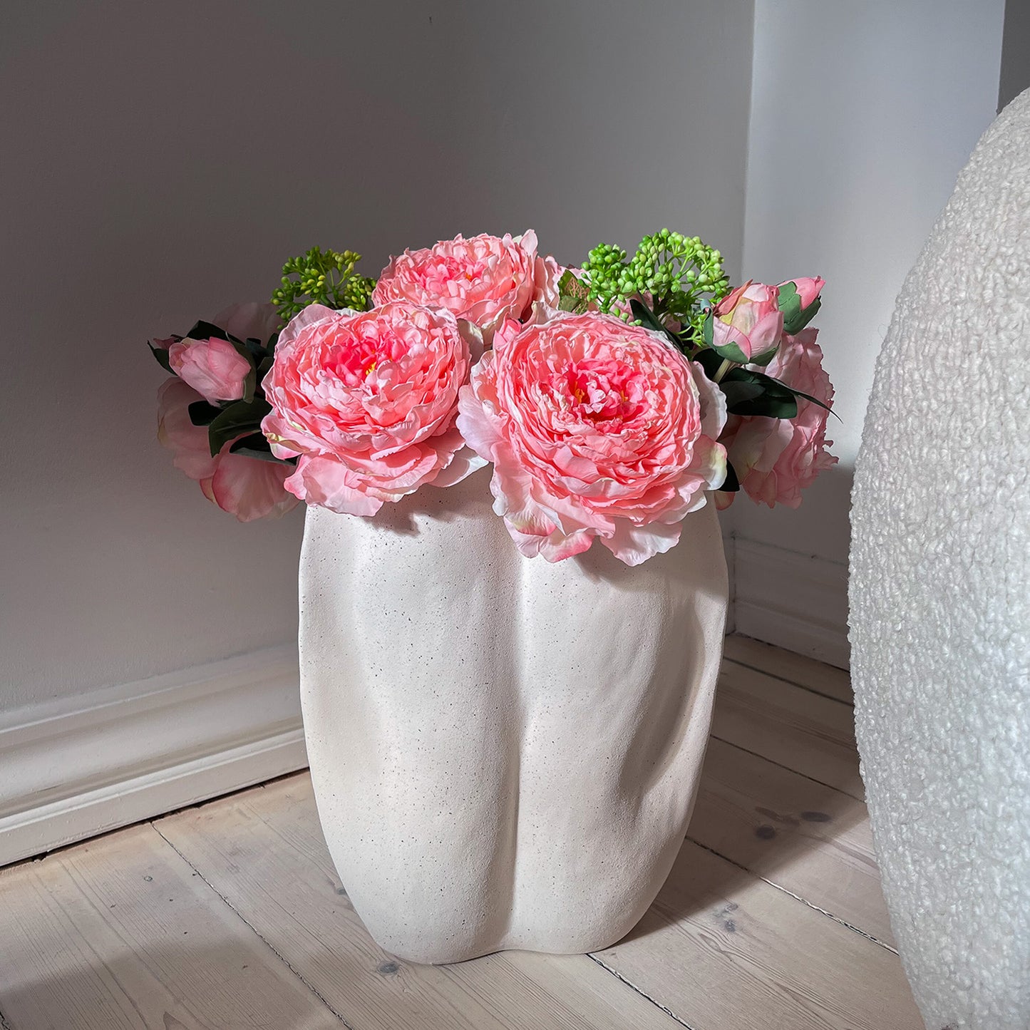 Peachy Garden – kunstig blomsterbuket i fersken stylet i lys indretning