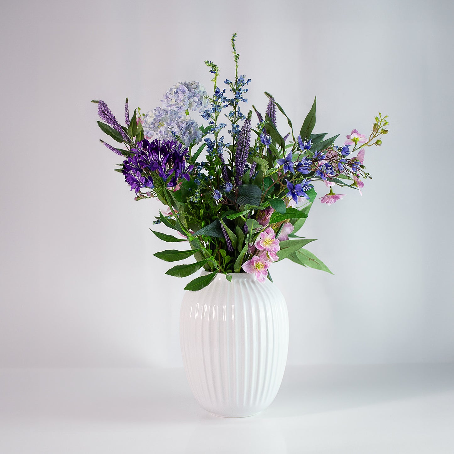 Bluebell Serenade – naturtro kunstig buket i blå/lilla nuancer med kirsebærblomst, salvie & hortensia