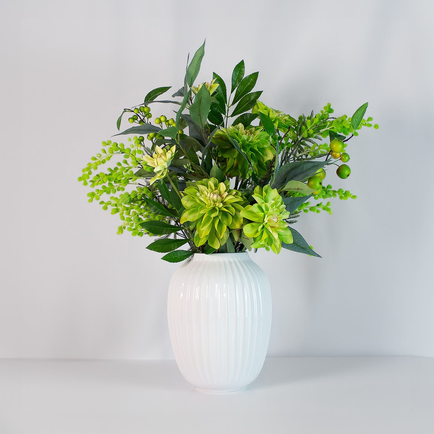 green harmony – naturtro kunstig buket i grønne nuancer med dahlia, mimosa, paradisæbler og vinterbær