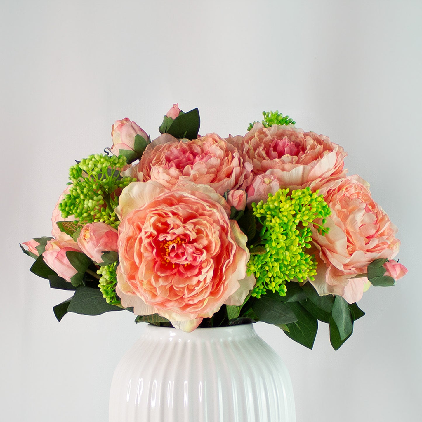 Peachy Garden – close-up af pæon bonderoser og grønne frugtblomster