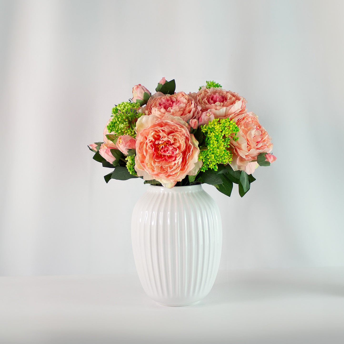 Peachy Garden – naturtro kunstig buket med pæon bonderoser i fersken i krus-vase