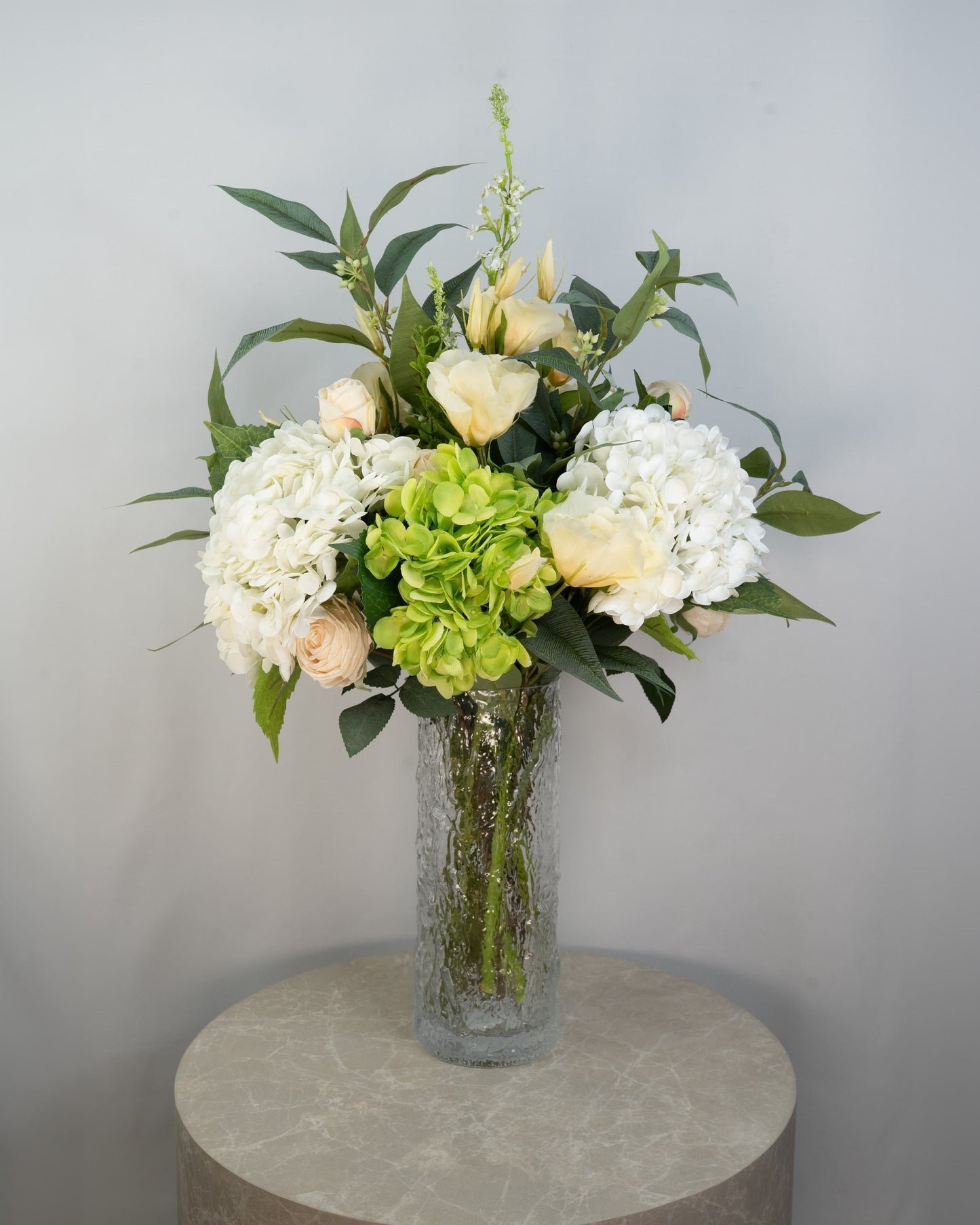 Vanilla Cloud naturtro kunstig buket med hvide og limegrønne hortensiaer, eukalyptus, lisianthus og grenroser i glasvase