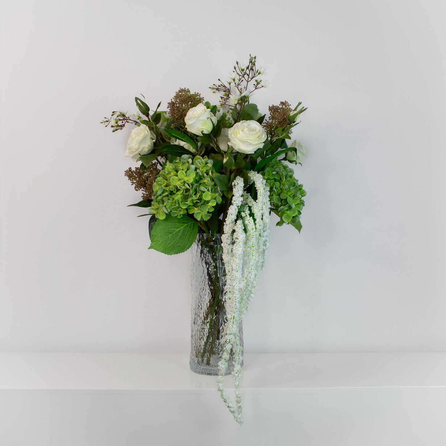 Whitewood – naturtro kunstig buket med hvide roser, grøn hortensia og hængende amaranthus i høj vase