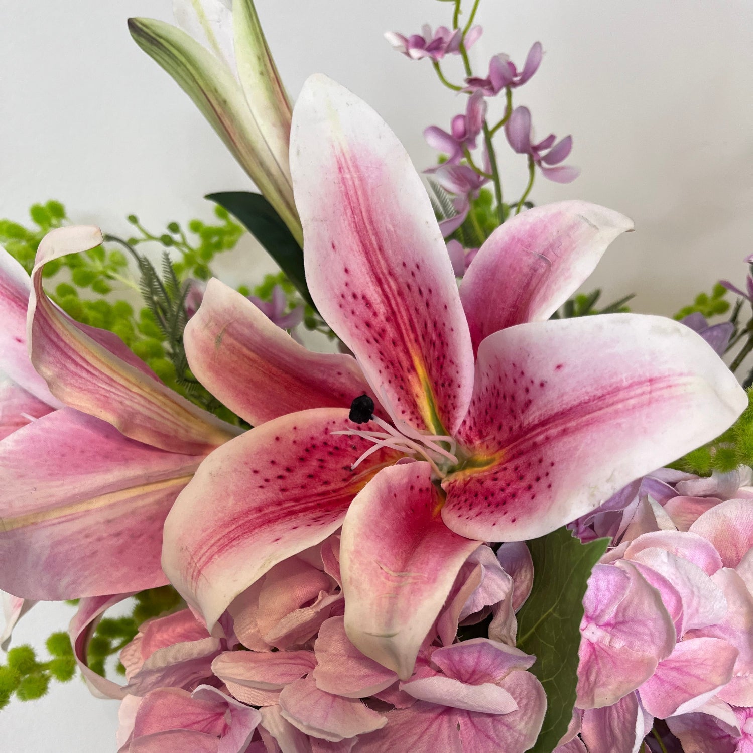 Buketter med Kunstige Liljer