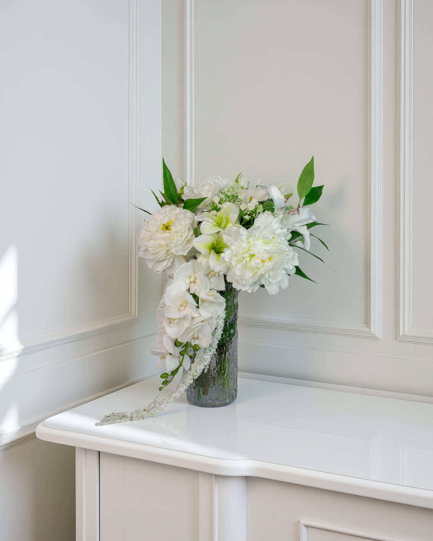 Aurora Luxe naturtro kunstig buket i hvid med orkidé og hængende amaranthus i vase