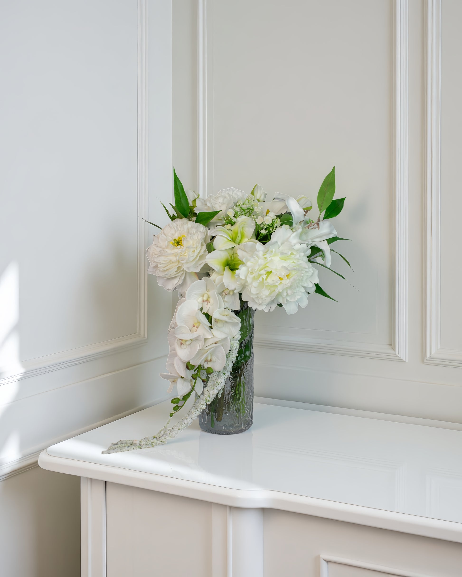 Aurora Luxe naturtro kunstig buket i hvid med orkidé og hængende amaranthus i vase