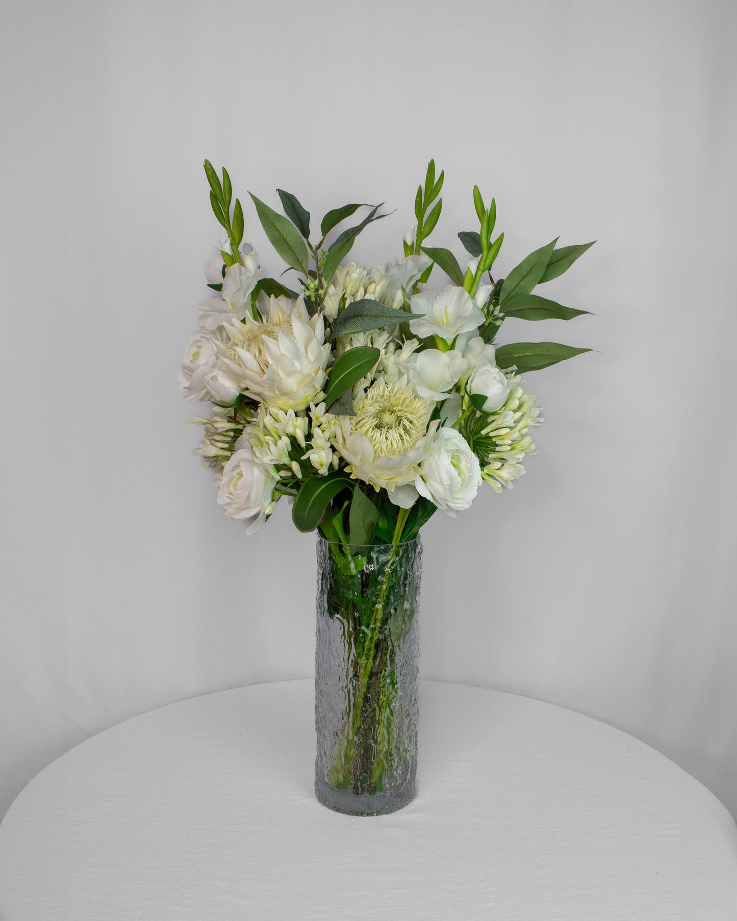 Blooming Grace naturtro kunstig buket i hvide og grønne nuancer i vase
