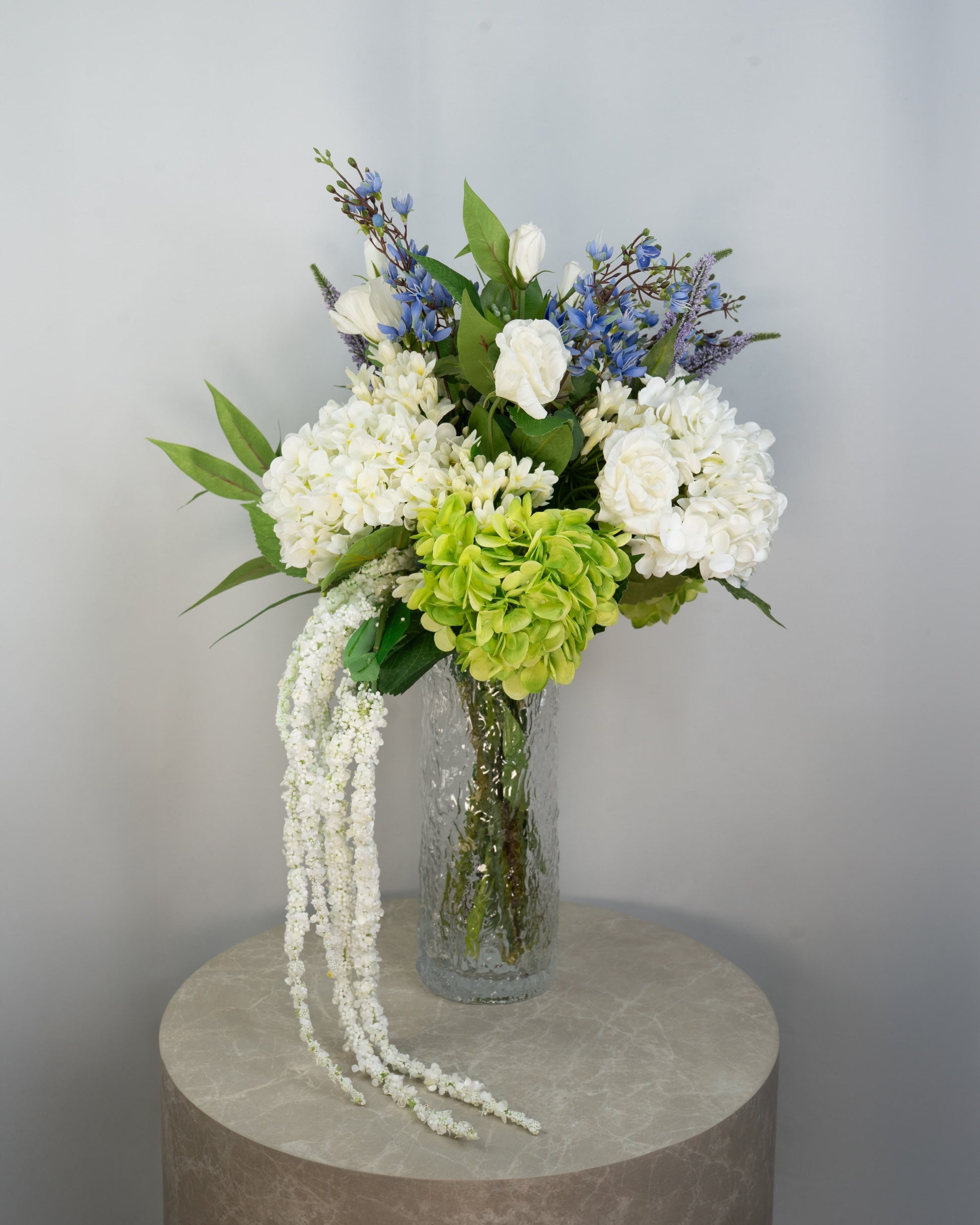 Blue Cascade håndlavet naturtro kunstig buket med hortensia, jasmin, veronica og eukalyptus – cascade-look