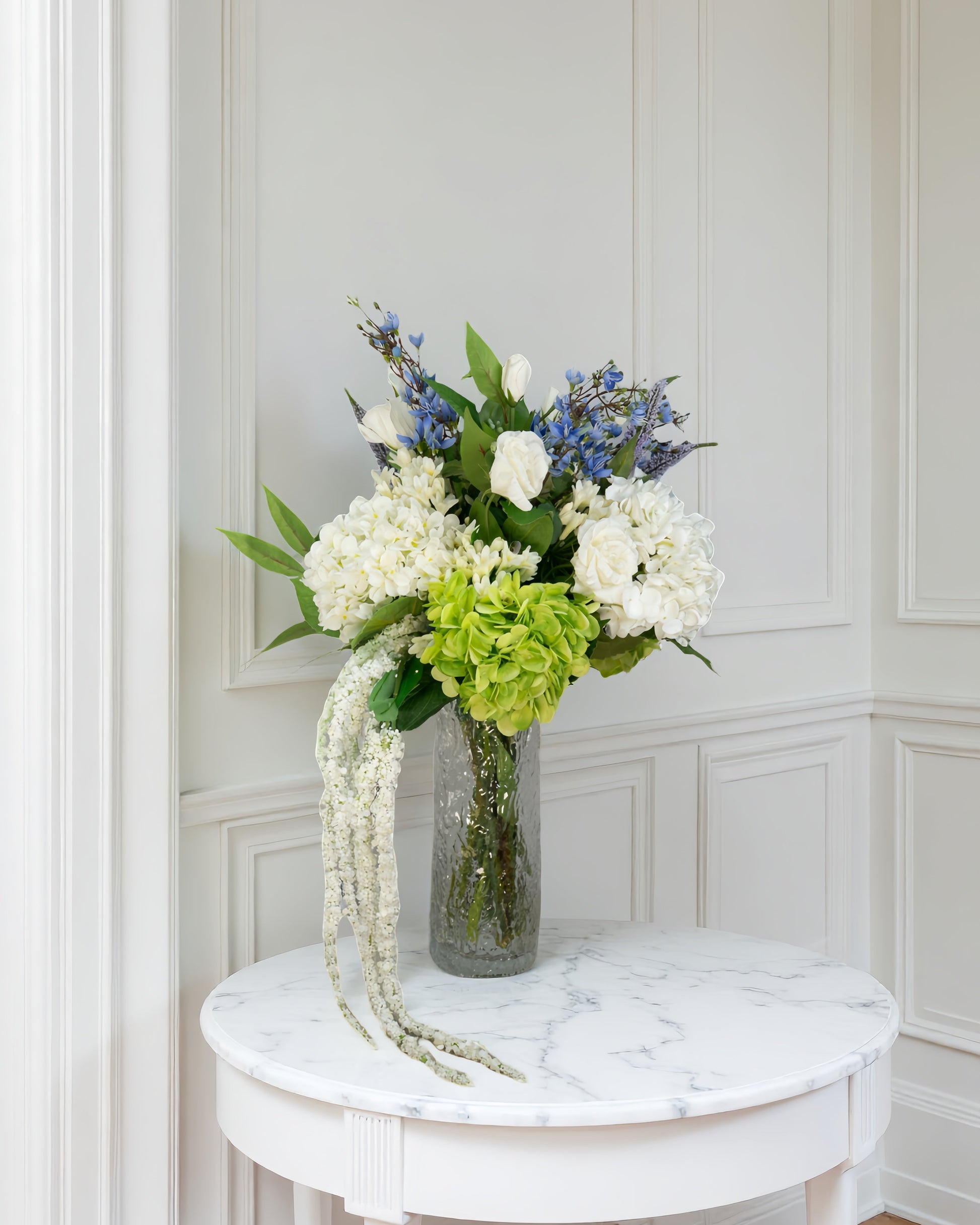 Blue Cascade naturtro kunstig buket i blå, hvide og grønne toner med hængende amaranthus i glasvase