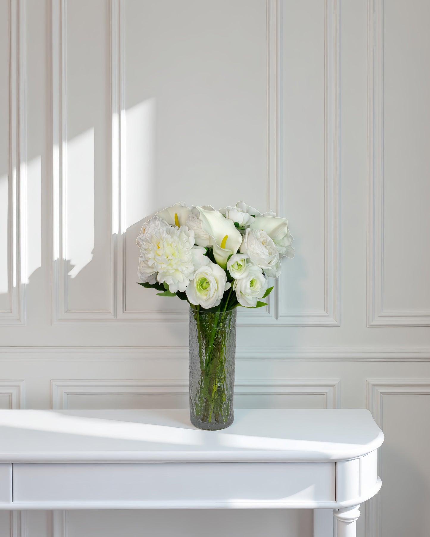 Calla Crystal naturtro kunstig buket i hvide nuancer som elegant dekoration i hjemmet