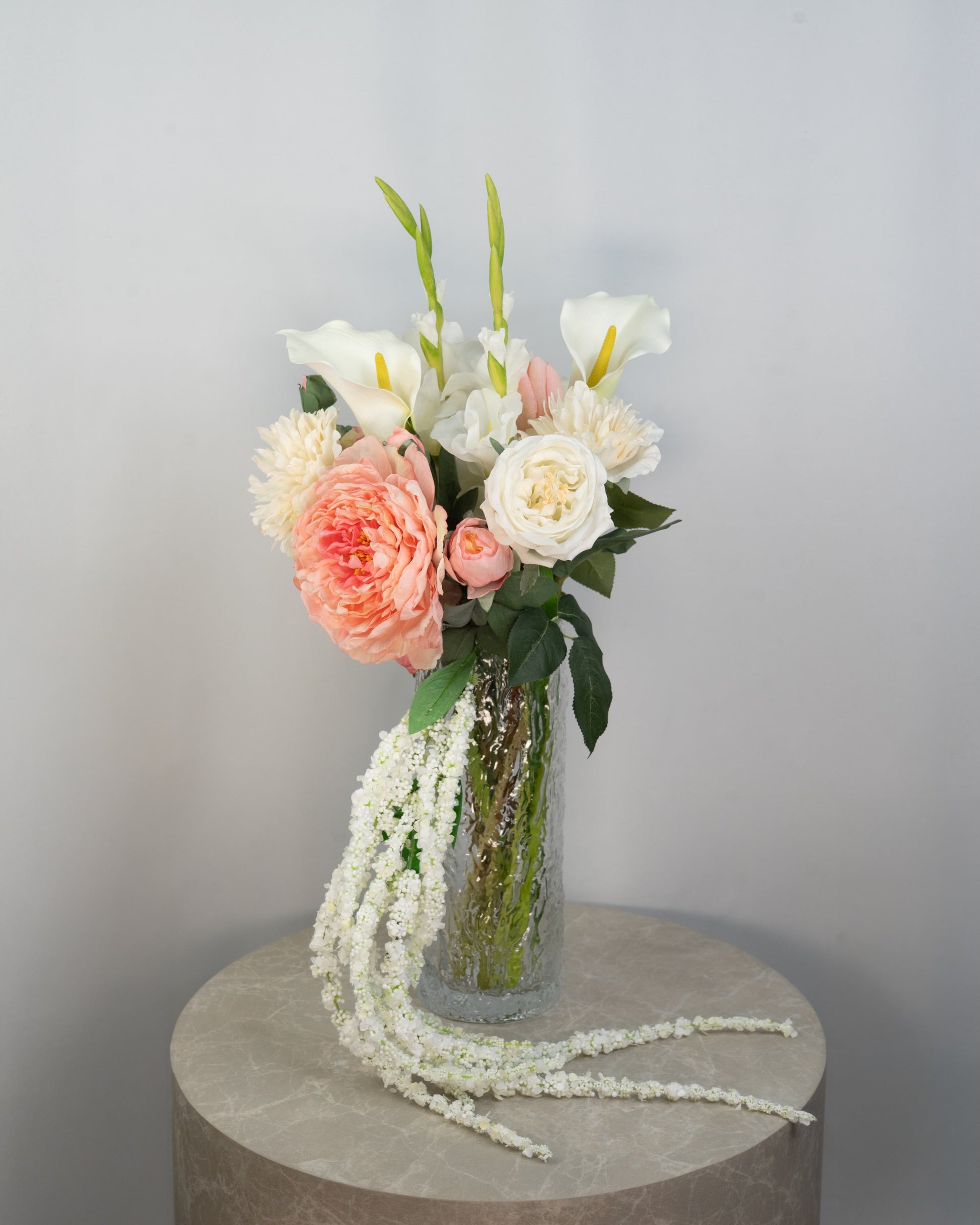Coral Bloom håndlavet kunstig buket i koral og pink nuancer med pæoner, calla liljer og hængende amaranthus