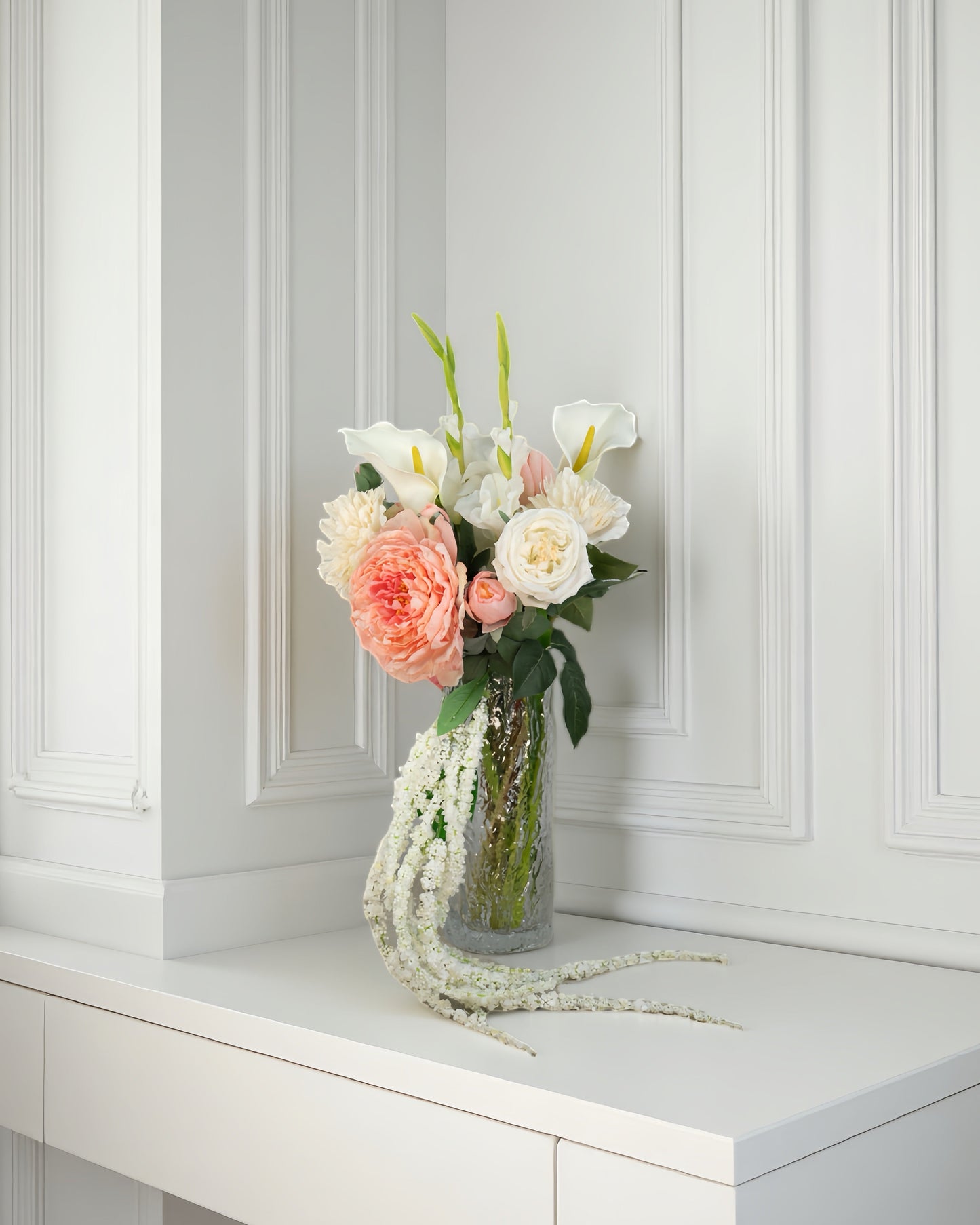 Coral Bloom naturtro kunstig buket med pæoner og engelske haveroser samt hængende amaranthus i glasvase