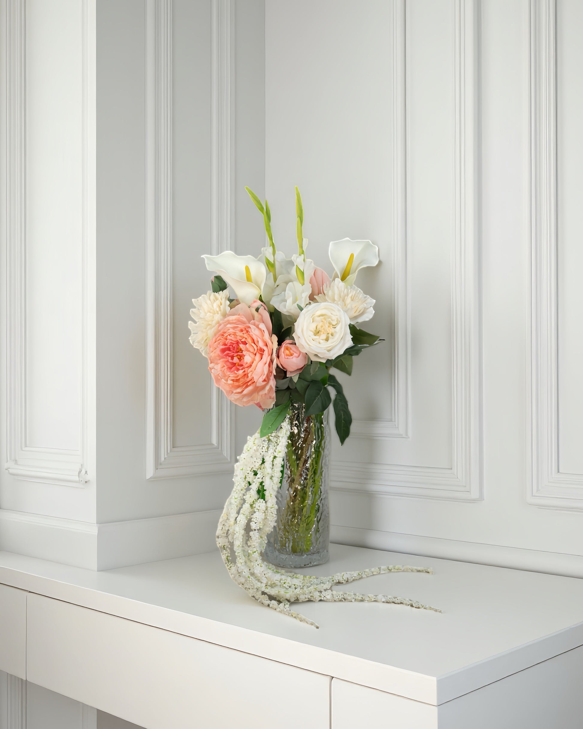 Coral Bloom naturtro kunstig buket med pæoner og engelske haveroser samt hængende amaranthus i glasvase