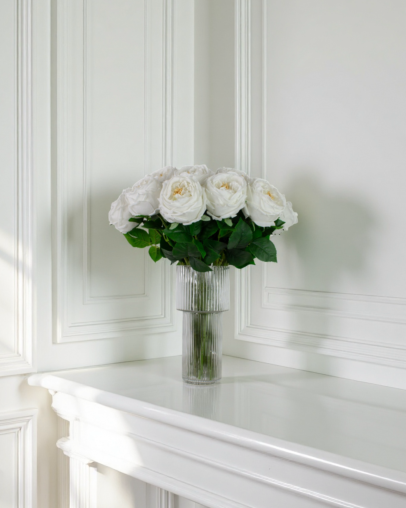 engelske haveroser – kunstig buket i glasvase på skænk