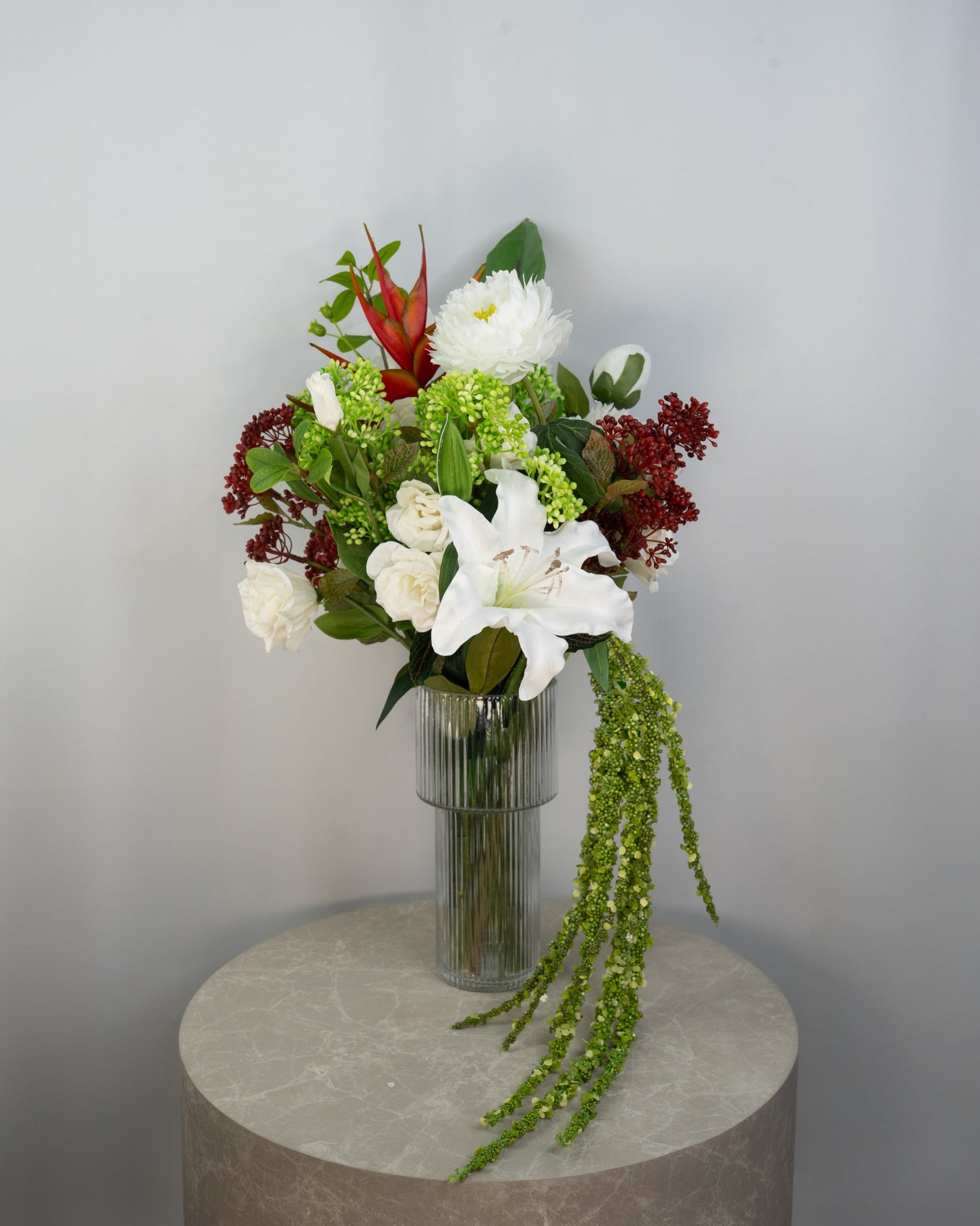 Evergreen Ember håndlavet kunstig buket med helikonia, spray roser og grønne detaljer – elegant statement