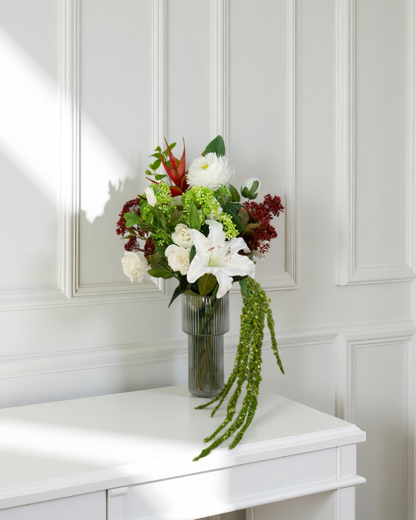 Evergreen Ember naturtro kunstig buket med røde bærgrene, hvid lilje og hængende amaranthus i glasvase