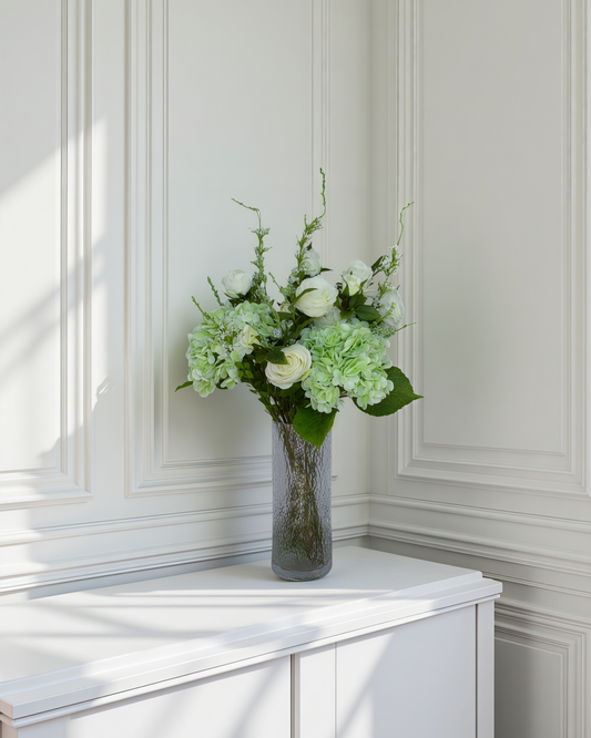 Garden Roses naturtro kunstig buket med hvide roser, lysegrøn hortensia og salvieblomster i glasvase