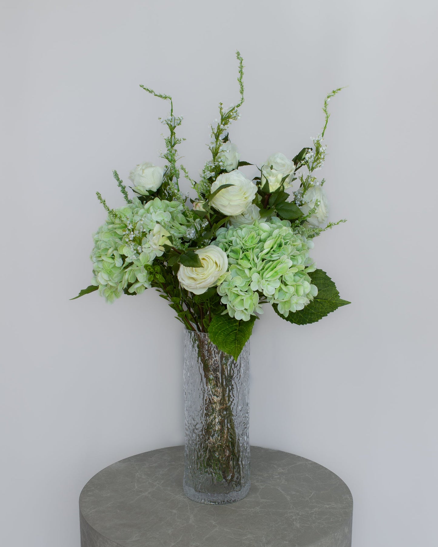 Close-up af Garden Roses med hvide roser, lysegrøn hortensia og østasiatisk salvieblomst