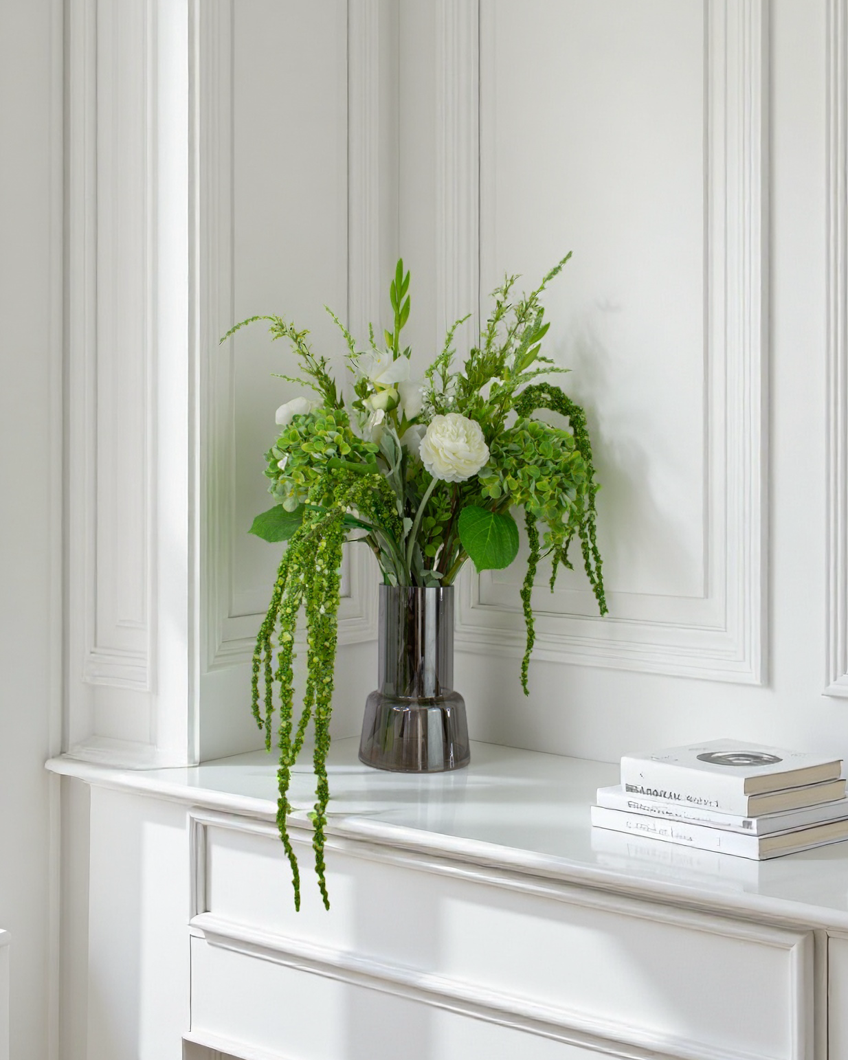 glacier greens – kunstig buket i vase på konsolbord