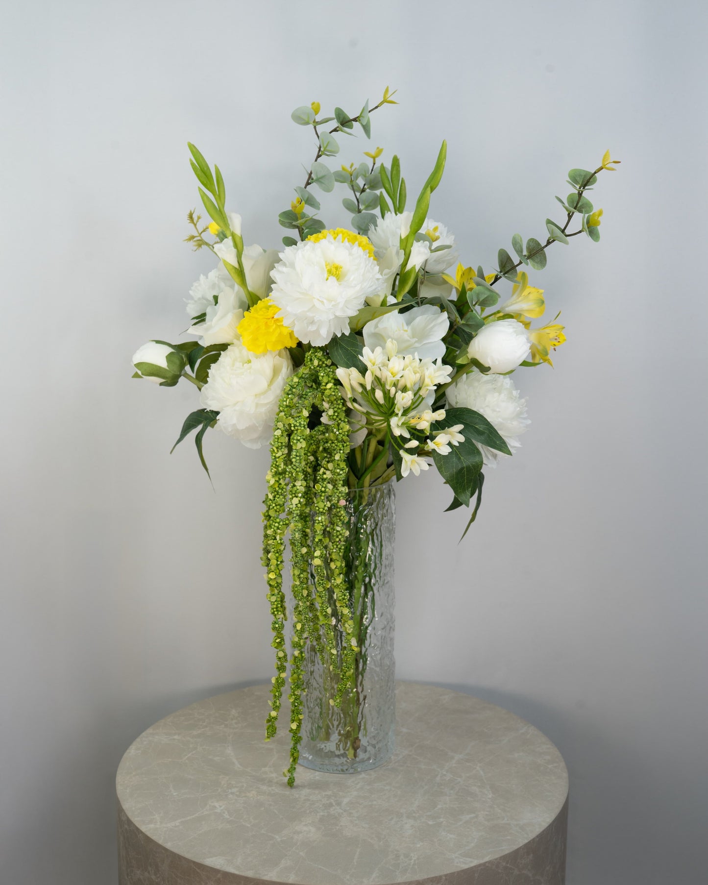 Golden Citrus naturtro kunstig buket med hvide blomster, gule detaljer, eukalyptus og hængende amaranthus i glasvase
