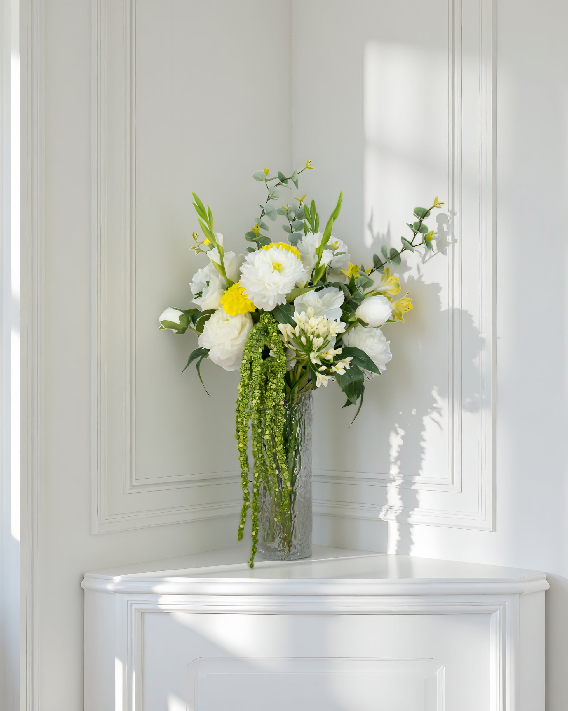 Golden Citrus naturtro kunstig buket med hvide blomster, gule detaljer, eukalyptus og hængende amaranthus i glasvase