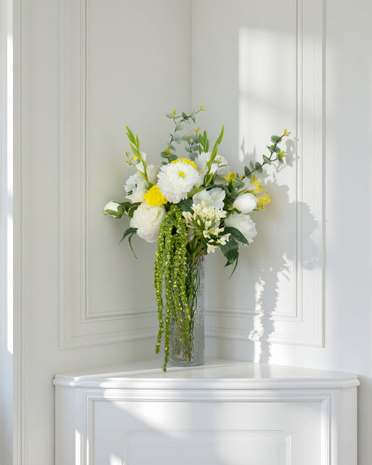 Golden Citrus naturtro kunstig buket med hvide blomster, gule detaljer, eukalyptus og hængende amaranthus i glasvase