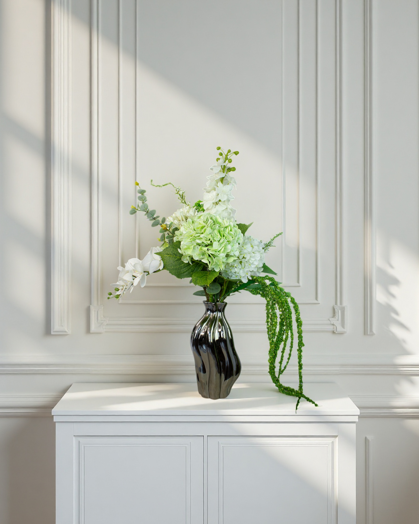Green Cascade naturtro kunstig buket med lysegrøn hortensia, hvid orkidé, riddersporer og hængende amaranthus i glasvase