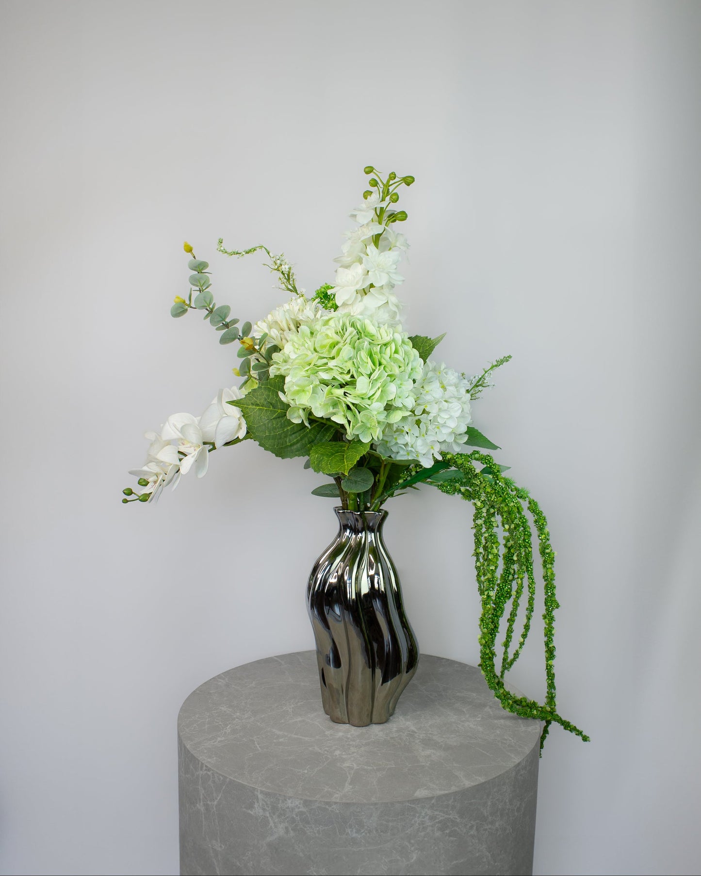 Håndlavet kunstig buket i grønne og hvide nuancer med hortensia, orkidé, skærmlilje og amaranthus