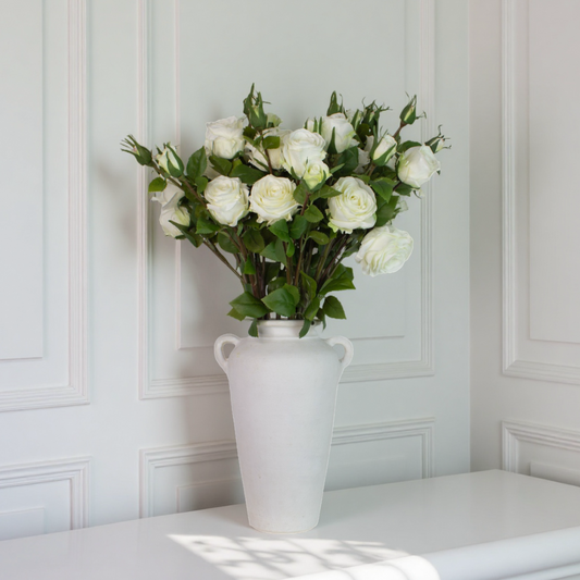 hvide roser – kunstig buket i vase på konsolbord