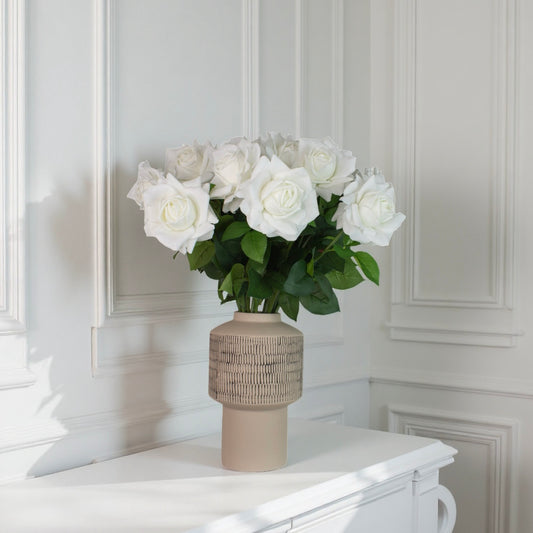 elfenbenshvide roser luxe – kunstig buket i vase på konsolbord