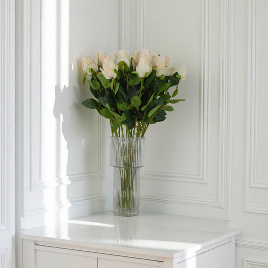 champagne roser – kunstig buket i glasvase på bord