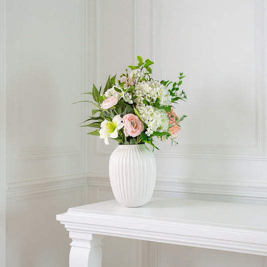 Romantic Garden – kunstig blomsterbuket stylet i lys indretning
