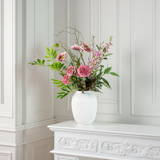 Secret Garden – kunstig buket stylet på konsolbord i lys indretning