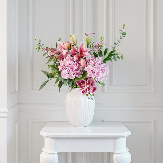 Pink Symphony – kunstig buket i hvid vase på konsolbord / i stuen