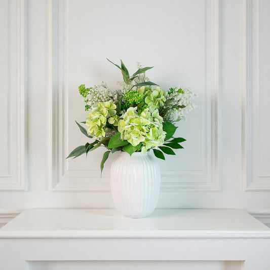 forest glow – naturtro buket i hvid vase på konsolbord