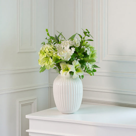 lush harmony – kunstig buket i hvid vase på konsolbord