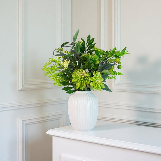 green harmony – naturtro buket i hvid vase på konsolbord i lys stue
