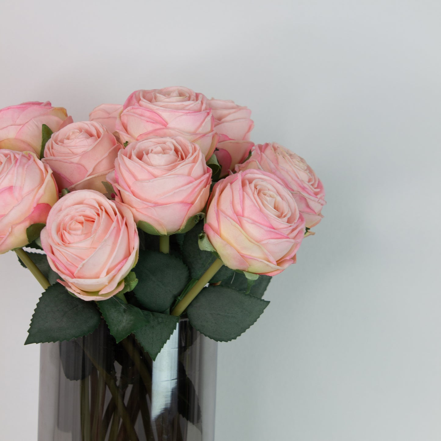Bouquet of small elegant roses